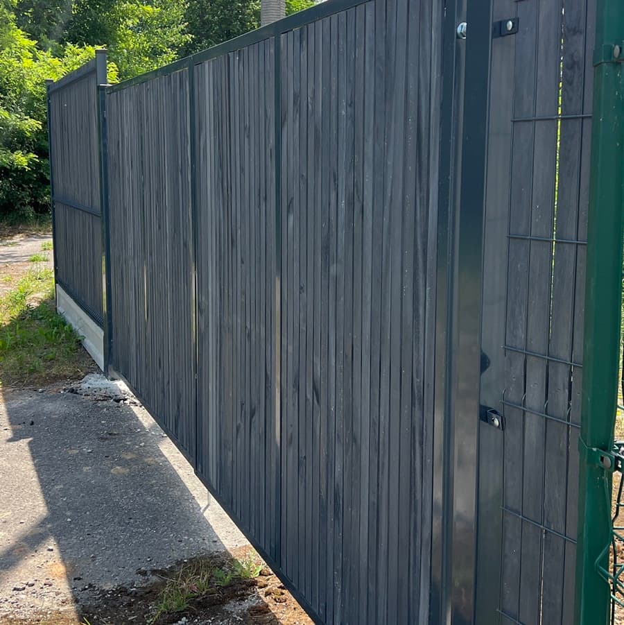 Brama panelowa dwuskrzydłowa 2D SOLID (6/5/6) 4000mm x 1500mm RAL7016 z przesłoną w kolorze grafitowym