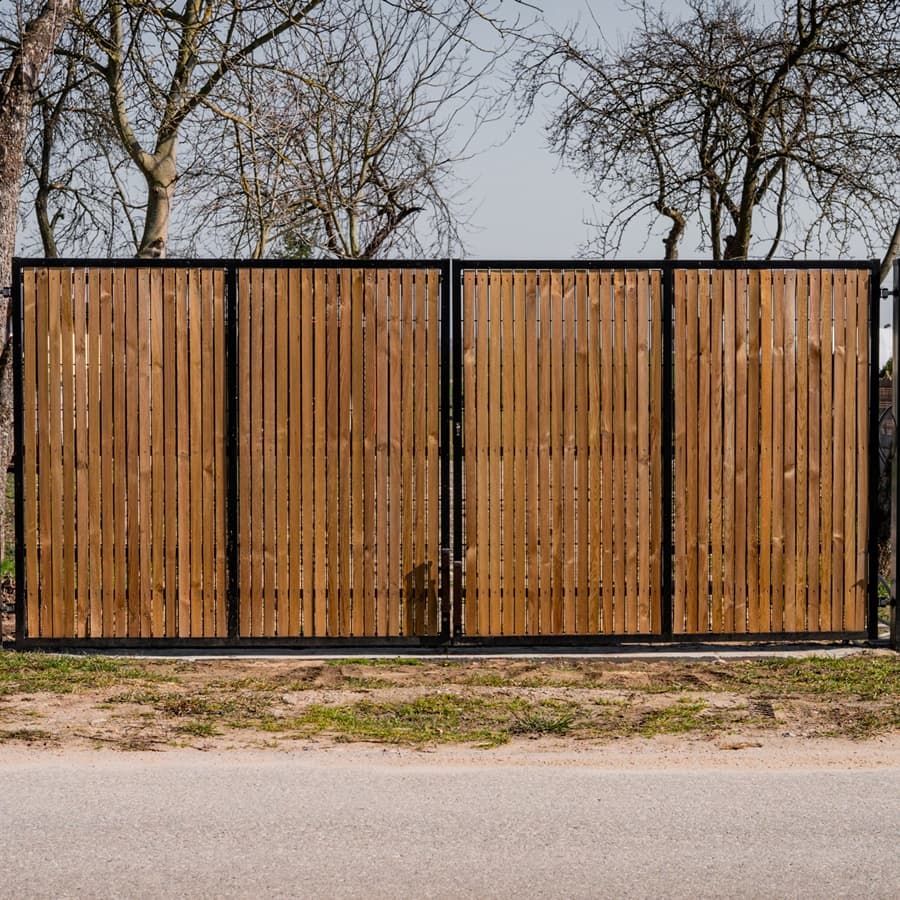 Brama panelowa dwuskrzydłowa 2D SOLID (6/5/6) 4000mm x 1500mm RAL9005 z przesłoną w kolorze naturalnym