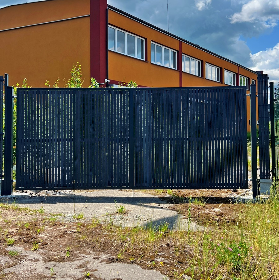 Brama panelowa dwuskrzydłowa 2D SOLID (6/5/6) 4000mm x 1500mm RAL7016 z przesłoną w kolorze grafitowym — zdjęcie 2