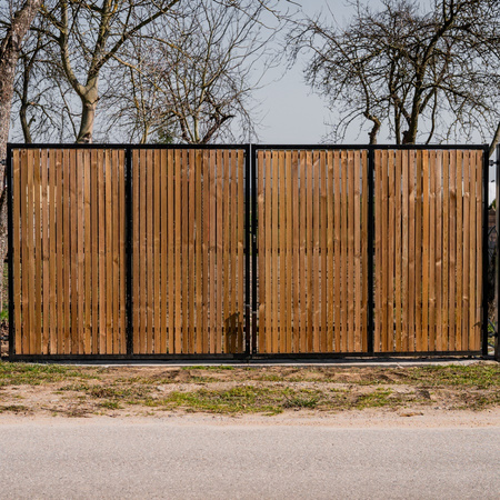 Brama panelowa dwuskrzydłowa 2D SOLID (6/5/6) 4000mm x 1500mm RAL9005 z przesłoną w kolorze naturalnym — zdjęcie 9
