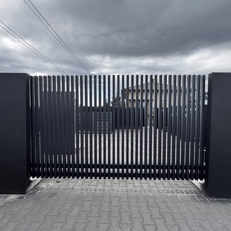 Brama przesuwna grzebieniowa (60x40mm, rozstaw profili co 4cm) 5000x1700mm LEWA czarna STR RAL9005 — zdjęcie 12