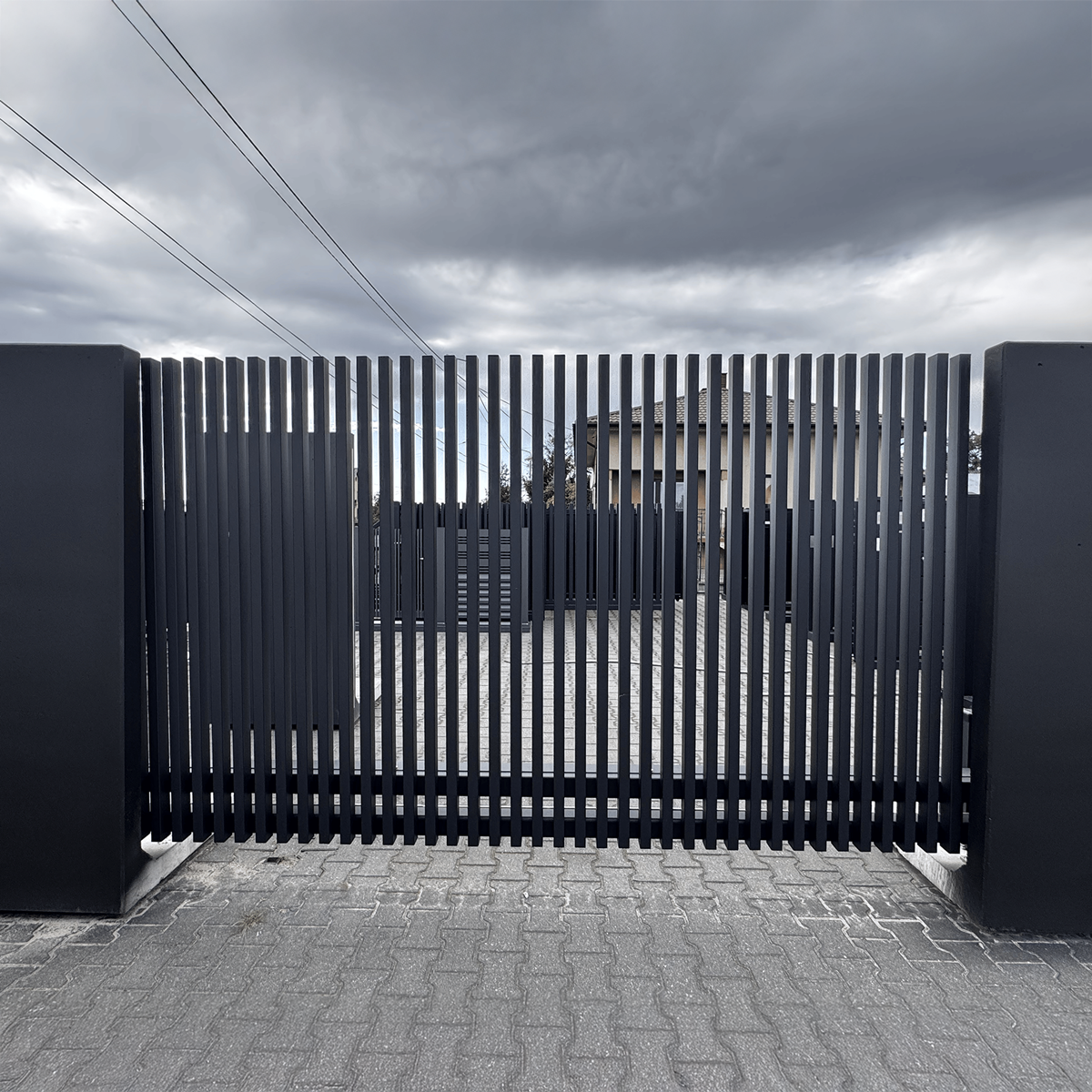 Brama przesuwna grzebieniowa (60x40mm, rozstaw profili co 4cm) 5000x1700mm PRAWA czarna STR RAL9005 — zdjęcie 2