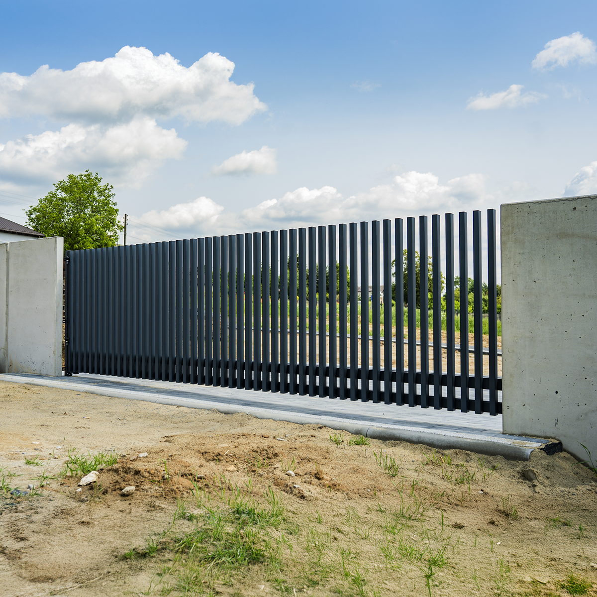 Brama przesuwna grzebieniowa (60x40mm, rozstaw profili co 4cm) 5000x1700mm PRAWA czarna STR RAL9005 — zdjęcie 3