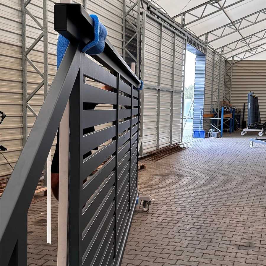 Brama przesuwna palisada SOLID 5000mm x 1600mm RAL7016 MAT — zdjęcie 5