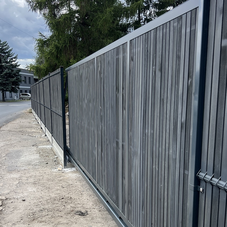 Brama przesuwna panelowa 2D SOLID 4000mm x 1600mm / RAL 7016 MAT z przesłoną w kolorze grafitowym — zdjęcie 2