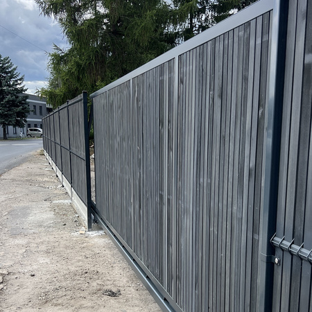 Brama przesuwna panelowa 2D SOLID 4000mm x 1600mm / RAL 7016 MAT z przesłoną w kolorze grafitowym — zdjęcie 8